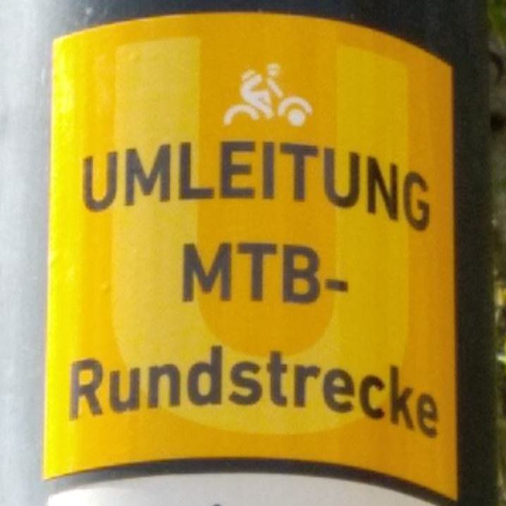 Wegweiser Umleitung Mountainbikestrecke in der Rhön